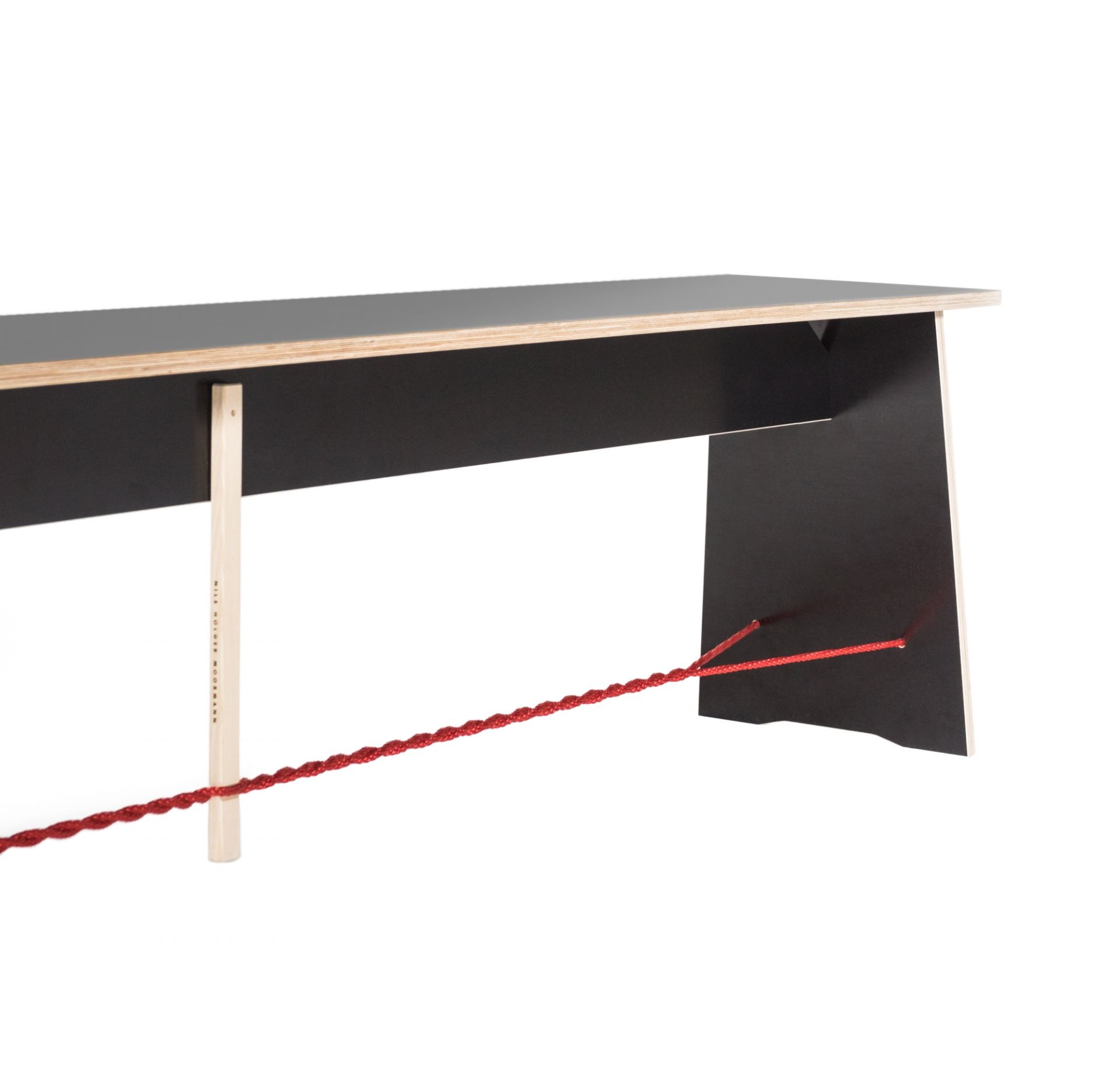 Langer Max Sitzbank von Nils Holger Moormann, schwarzes Holz, minimalistisches Design mit roter Kordel.