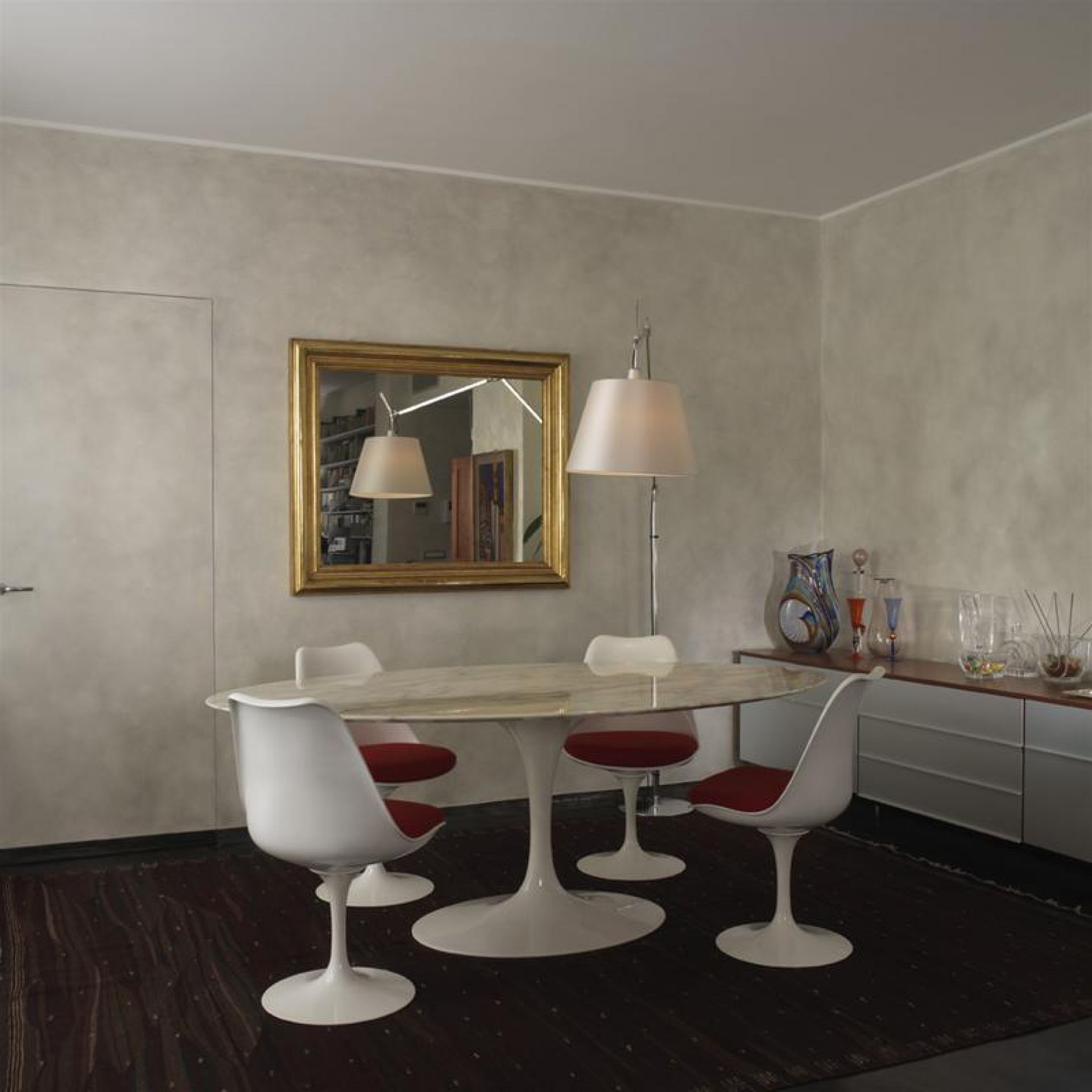 Esstisch mit weißem Untergestell von Knoll International, Modell Saarinen, runde Marmorplatte und roten Stühlen in modernem Esszimmer.