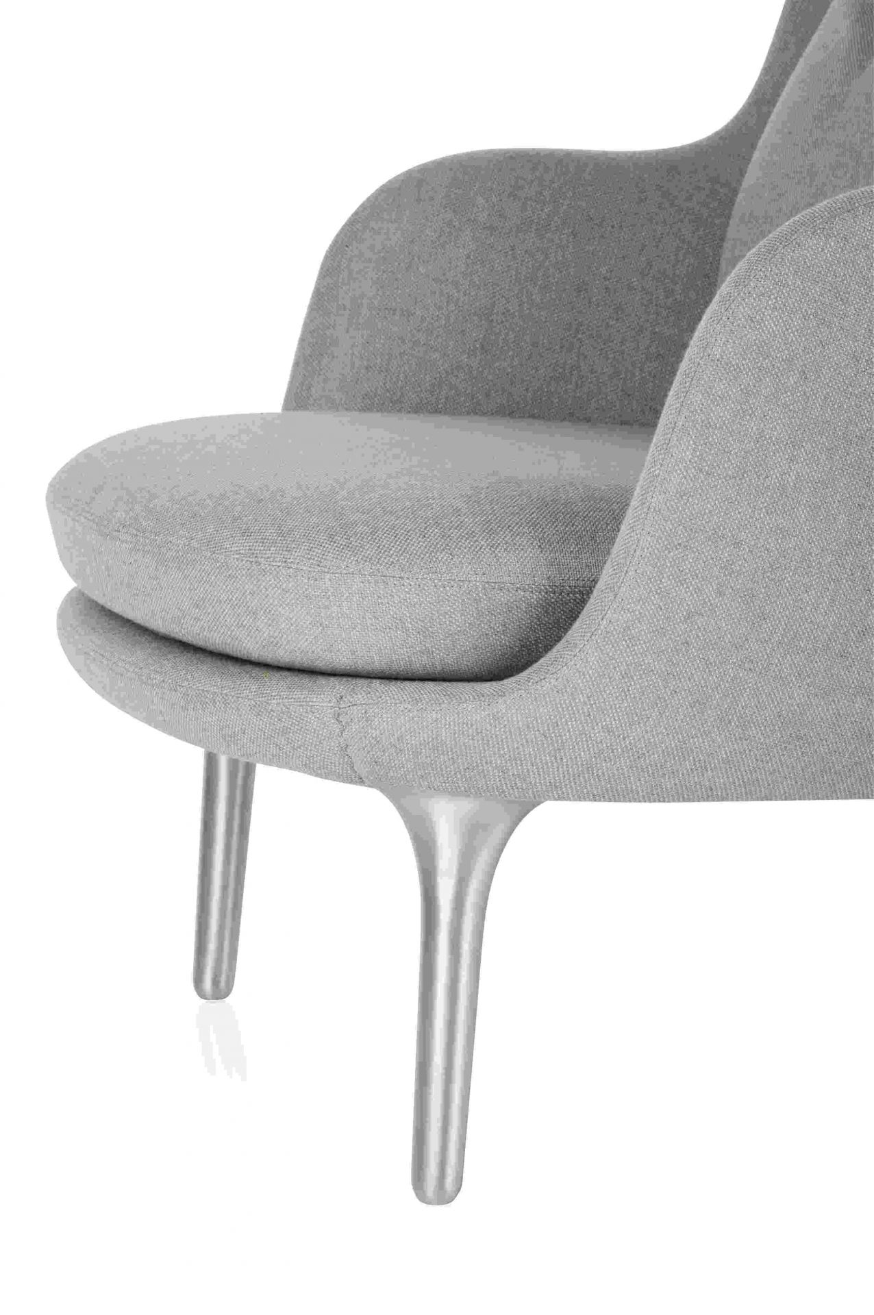 Detailaufnahme des Fri Sessel von Fritz Hansen in Grau mit silbernen Beinen, moderner Lounge Sessel.