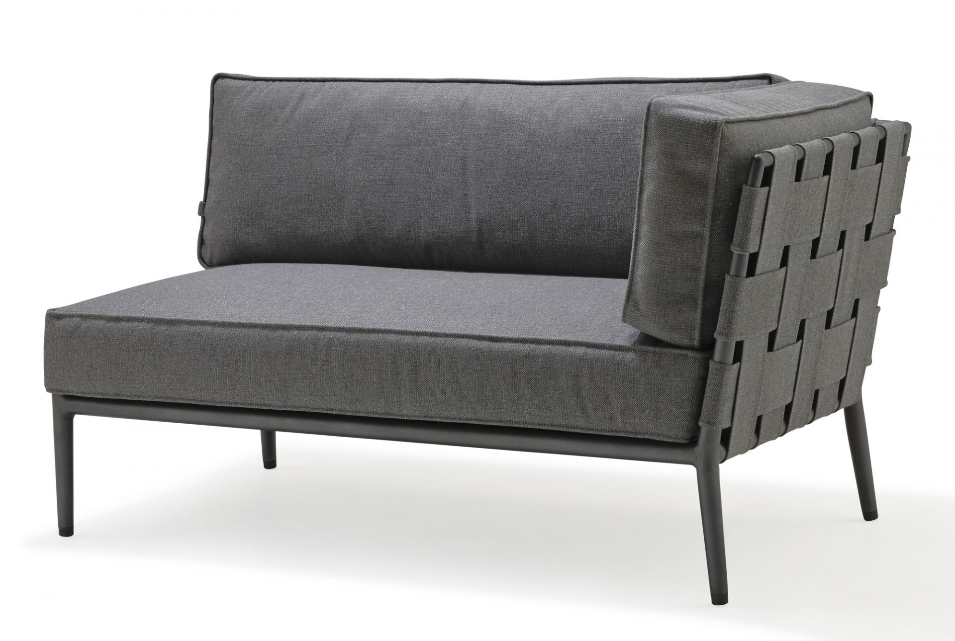 Graues Cane-Line Conic Outdoor Modulsofa 2-Sitzer links mit geflochtener Rückenlehne und schwarzen Beinen.