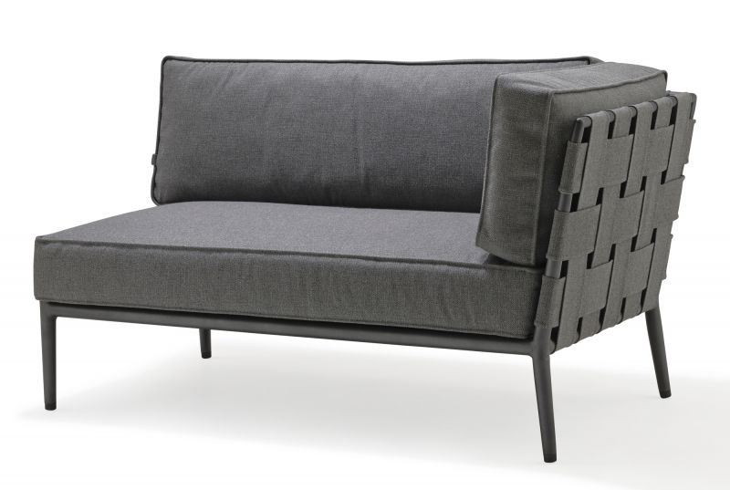 Graues Cane-Line Conic Outdoor Modulsofa 2-Sitzer links mit geflochtener Rückenlehne und schwarzen Beinen.