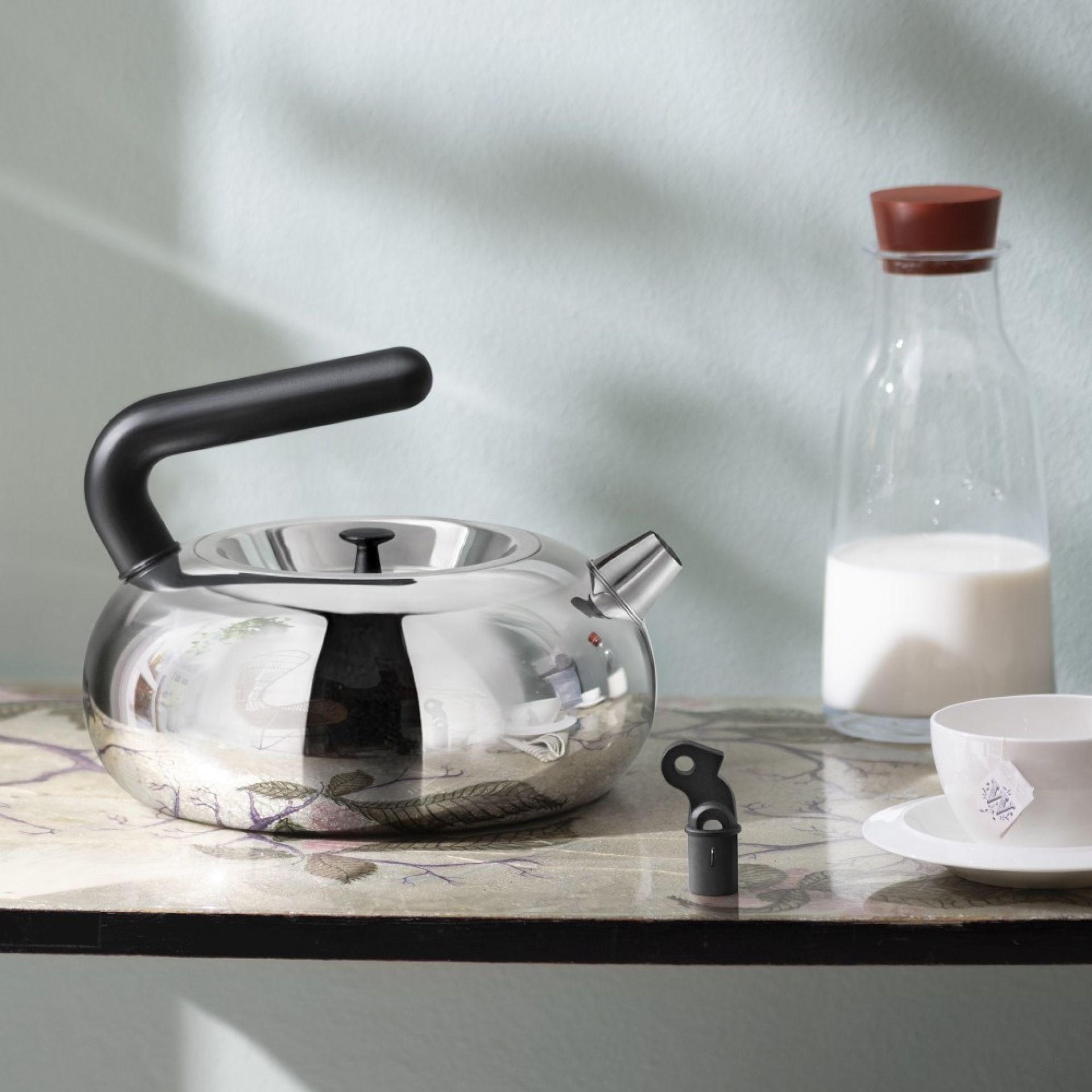 Alessi Irony Bulbul Wasserkessel: Edelstahl Teekessel mit schwarzem Griff, Limited Edition Design.
