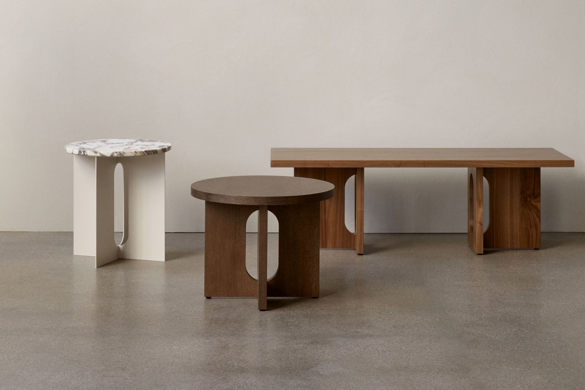 Androgyne Beistelltisch Audo mit dunkler Eiche und ovaler Aussparung im Gestell, modernes Design.