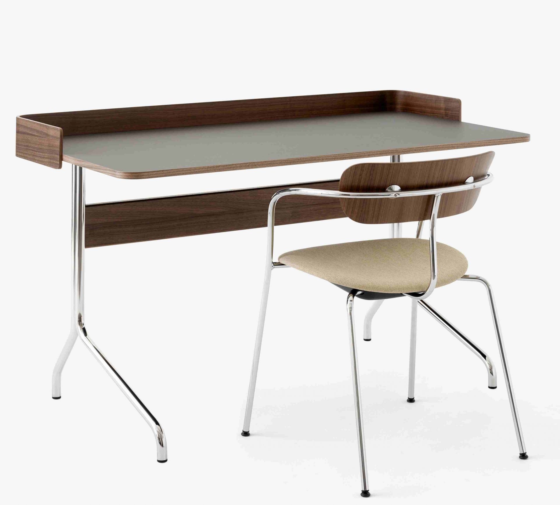 Pavilion AV4 Armchair von AndTradition mit Armlehnen, Sitzpolster und passendem Schreibtisch aus Holz und Chrom.