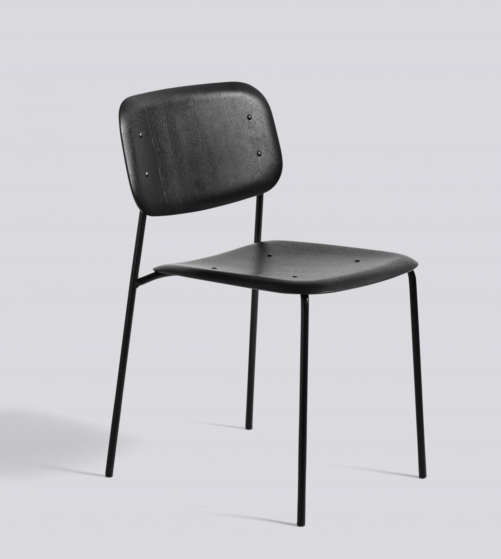 Schwarzer Hay Soft Edge Stuhl mit Holzschale und Stahlbeinen, modernes Möbeldesign für Esszimmer und Büro.