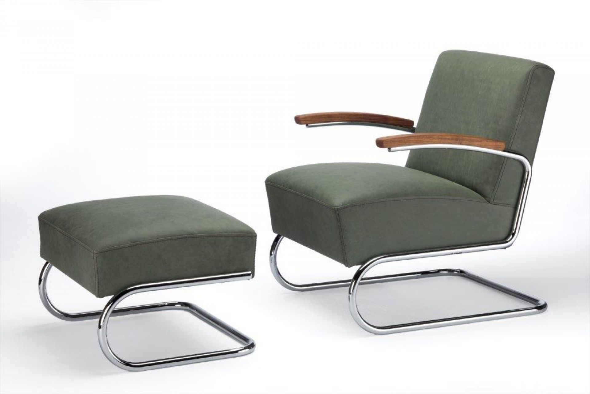 S 411 Freischwinger Sessel von Thonet mit Hocker, olivgrünem Bezug und Holzarmlehnen auf Chromgestell.