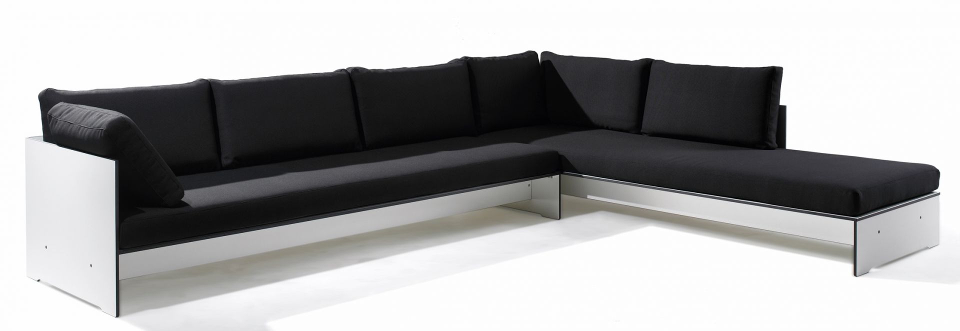 Riva Lounge Sofa von Conmoto, schwarze Eckcouch mit weißen Seitenteilen, modernes Design.