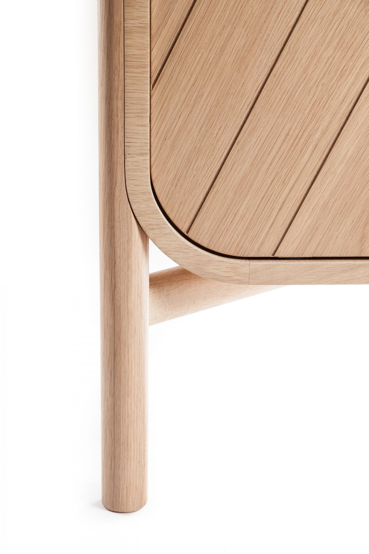 Detailaufnahme: Marius Sideboard aus Eiche natur, modernes Holz-Sideboard mit schrägen Linien und runden Formen.