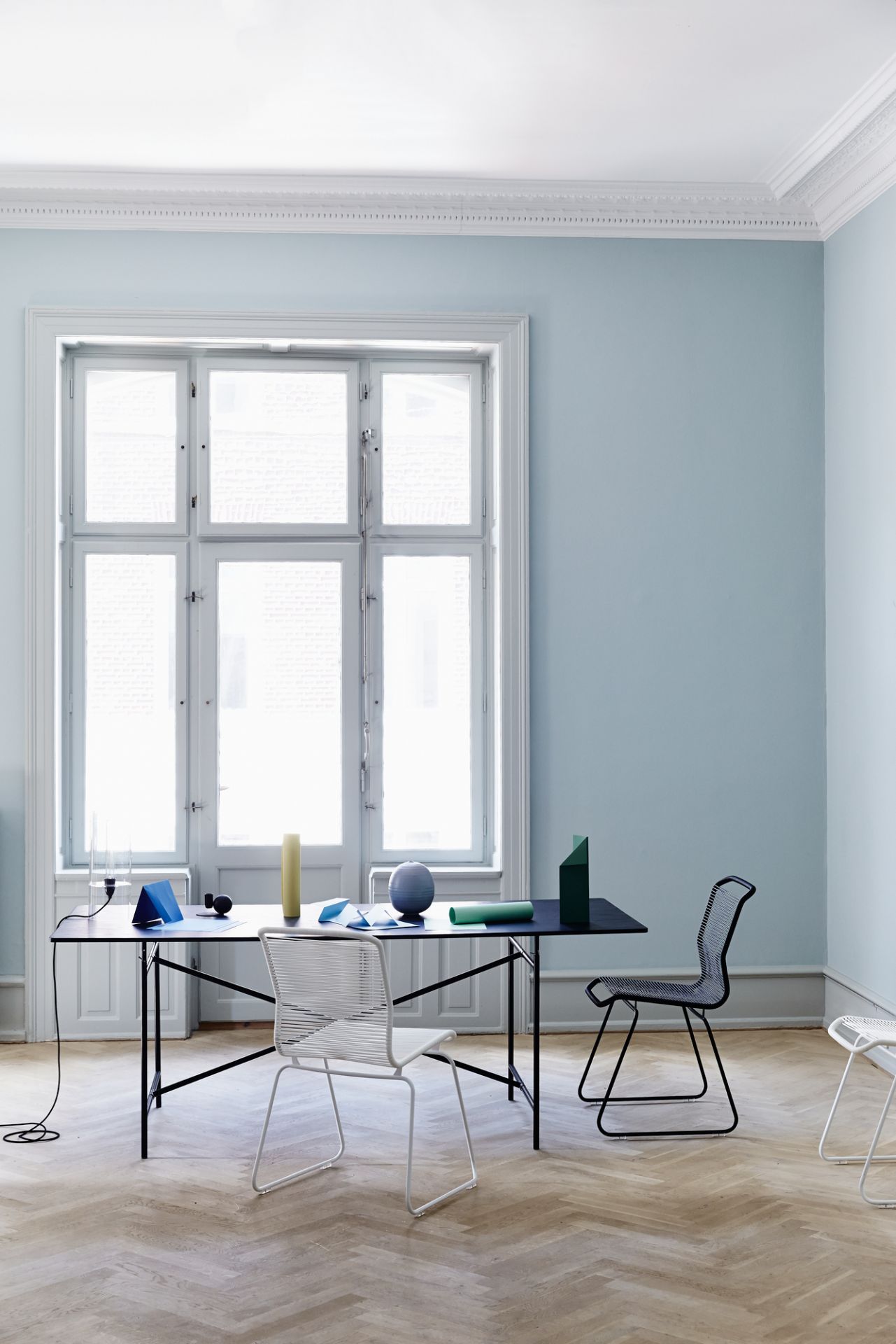 Panton One Dining Stuhl in Weiß und Schwarz am Esstisch in einem hellen Raum.