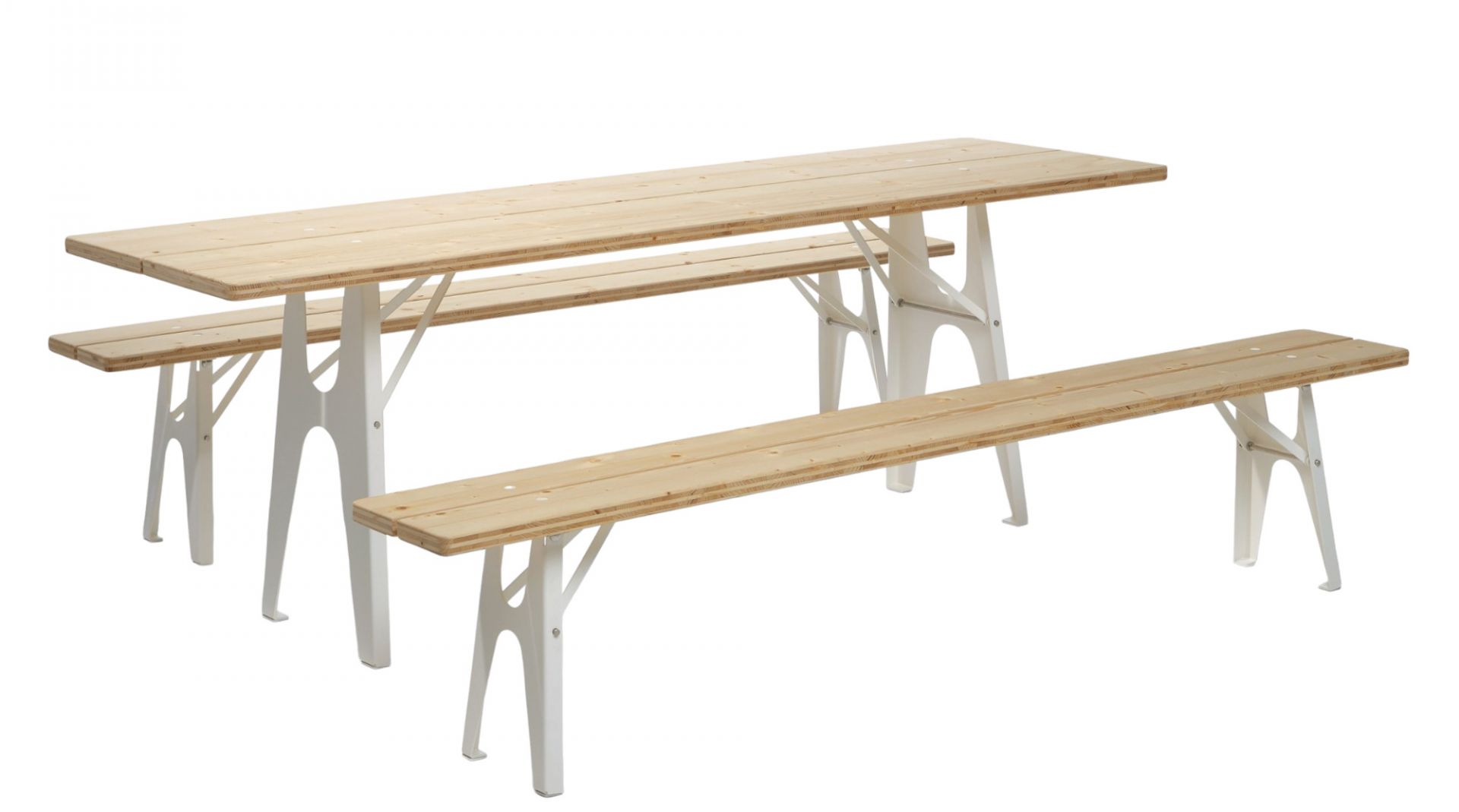 Ludwig Tisch und Bänke von Richard Lampert: Gartenmöbel Set aus hellem Holz mit weißen Gestellen.
