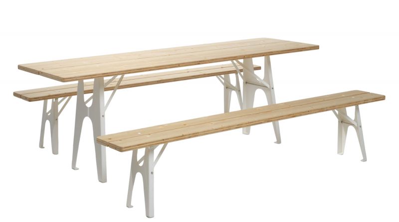Ludwig Tisch und Bänke von Richard Lampert: Gartenmöbel Set aus hellem Holz mit weißen Gestellen.