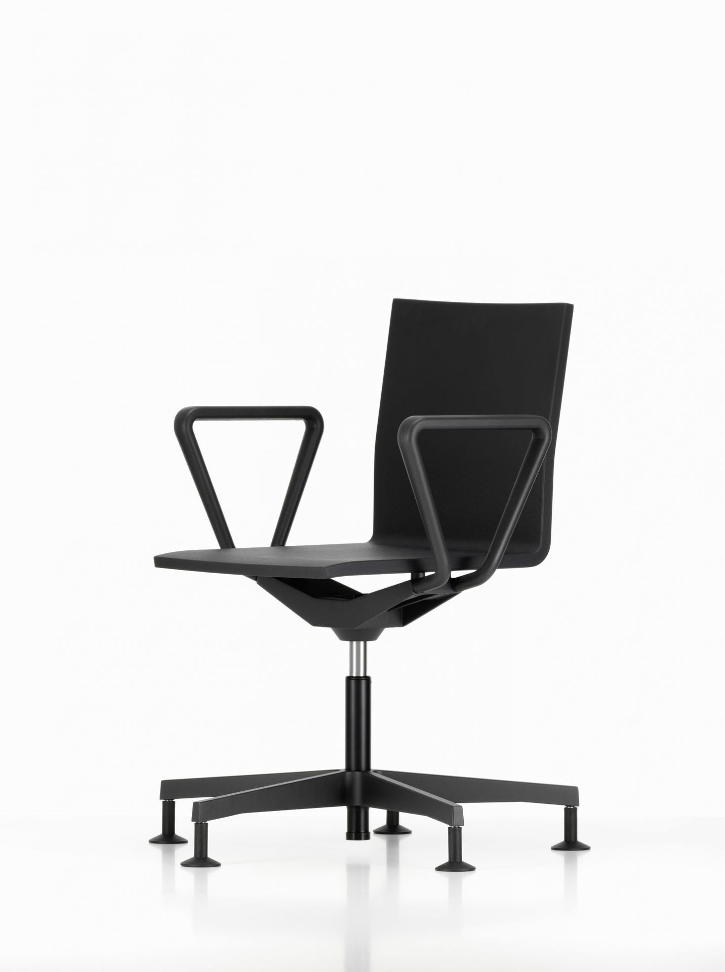 Schwarzer .04 Bürodrehstuhl von Vitra mit Armlehnen, ergonomisch und modern für das Büro.