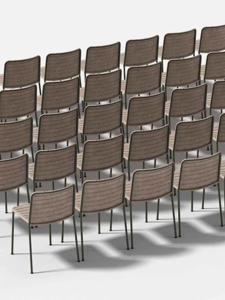 Flax Stacker Chair: Viele braune Stühle mit Metallgestell, ideal für Konferenzräume und Wartebereiche.