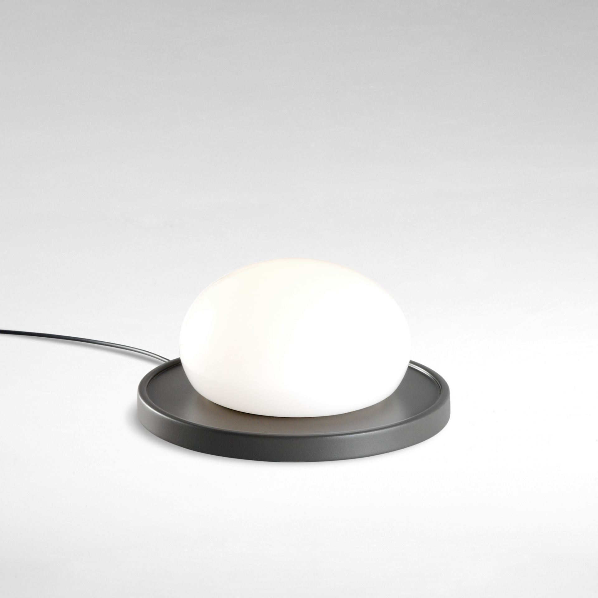 Weiße Bolita Tischleuchte von Marset: Runde LED Lampe mit grauem Sockel für Nachttisch oder Schreibtisch.