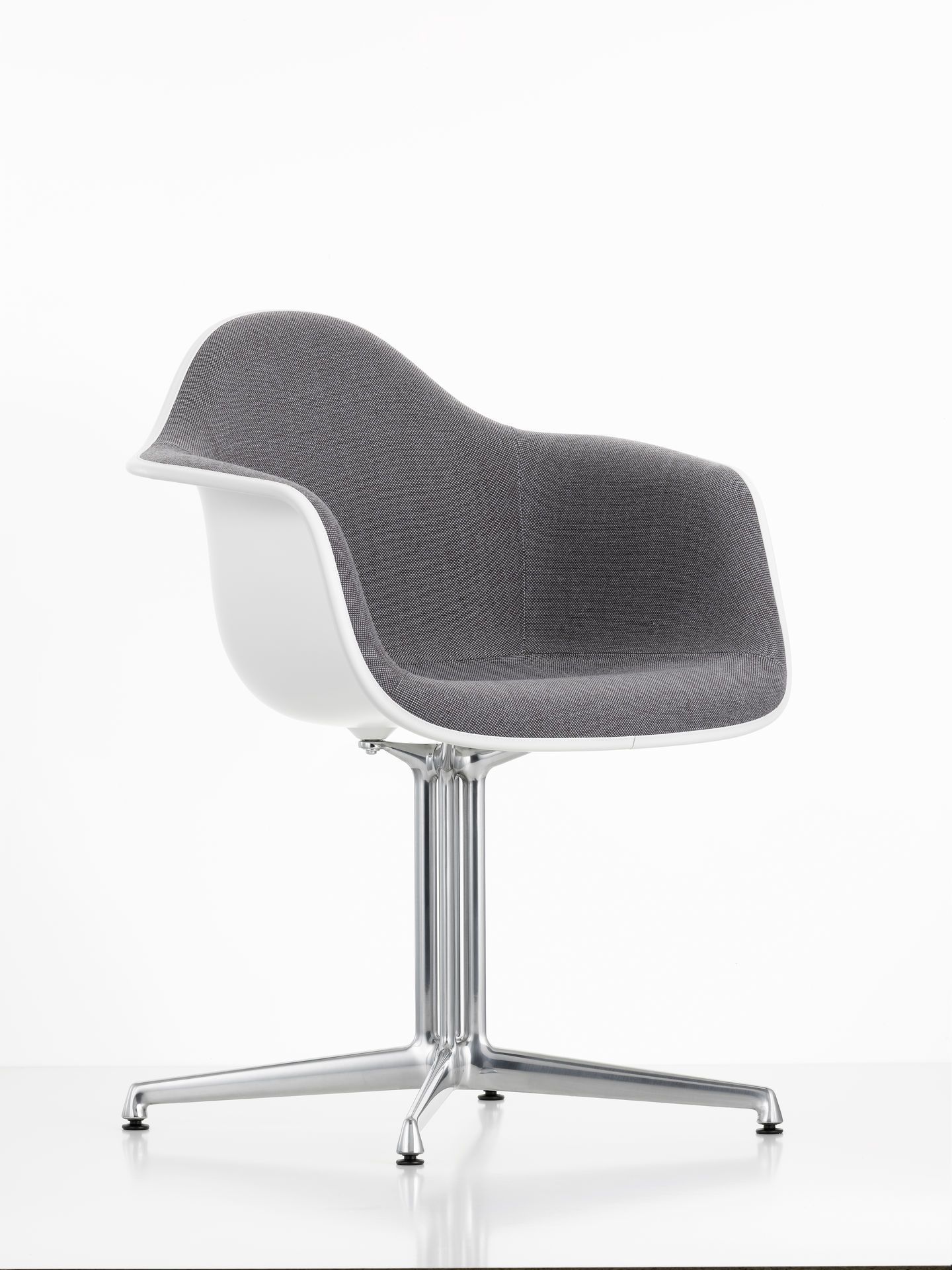 Vitra Eames Plastic Arm Chair DAL, vollgepolsterter Stuhl mit weißer Sitzschale und Aluminiumfuß.