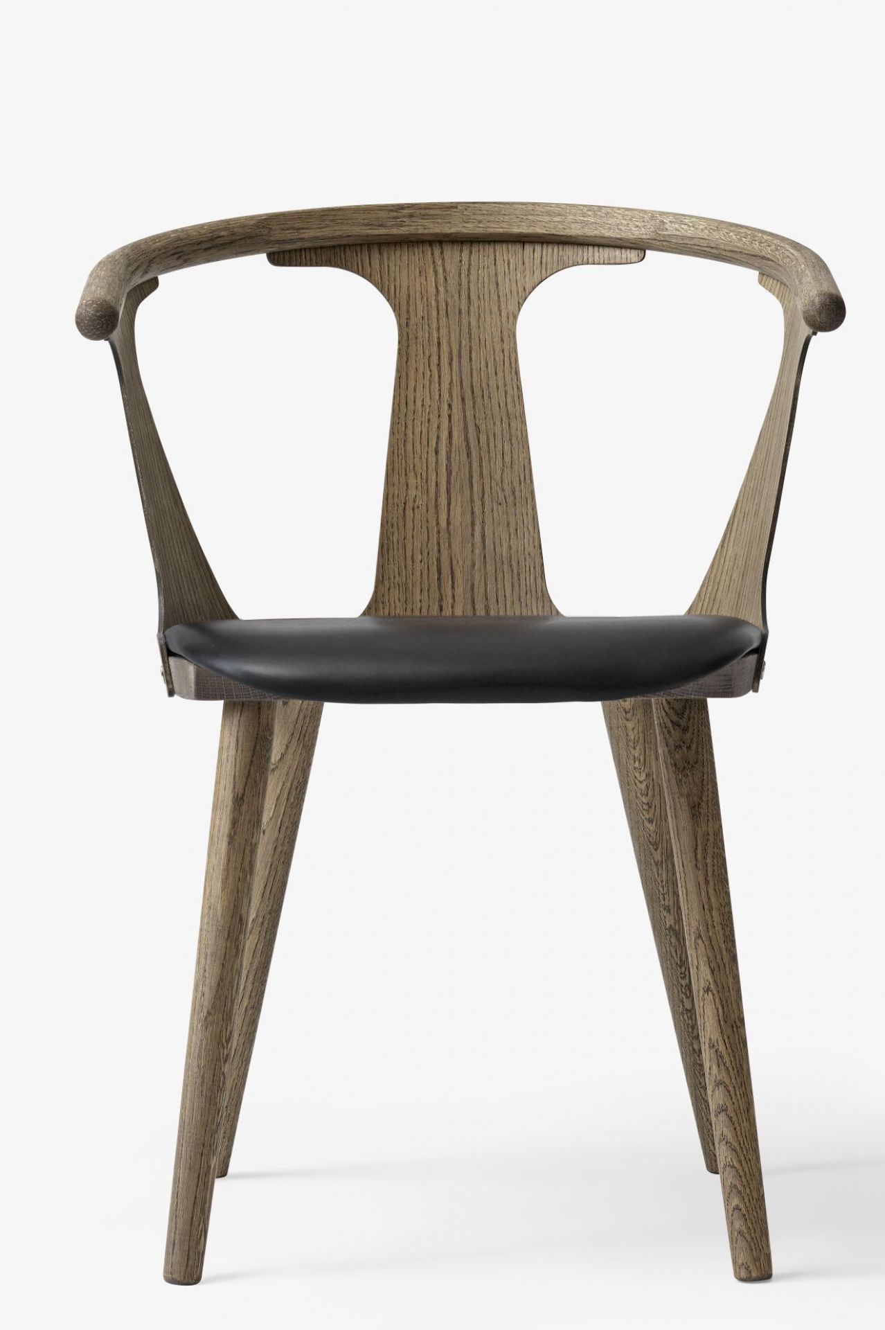 AndTradition In Between Armchair SK2 mit Armlehnen und schwarzem Sitzpolster, Holzstuhl im modernen Design.
