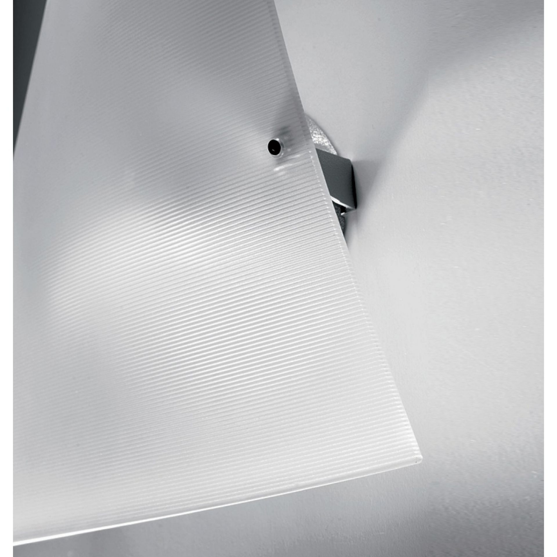 Nahaufnahme der Foscarini Folio Wandleuchte mit gerippter Oberfläche und silberner Halterung.