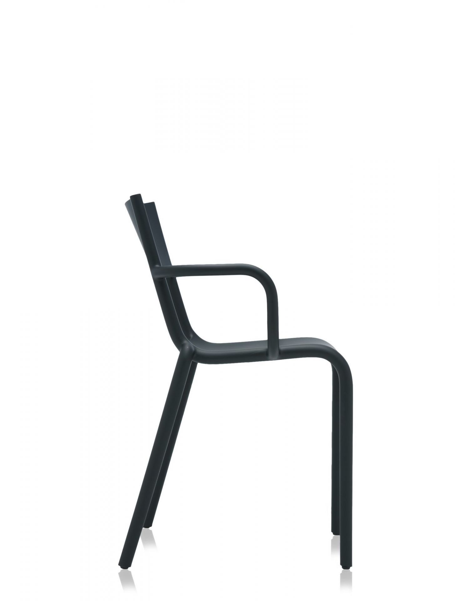 Schwarzer Armlehnstuhl im Kartell-Stil, Seitenansicht. Moderner Stuhl mit Armlehnen für Esszimmer und Büro.