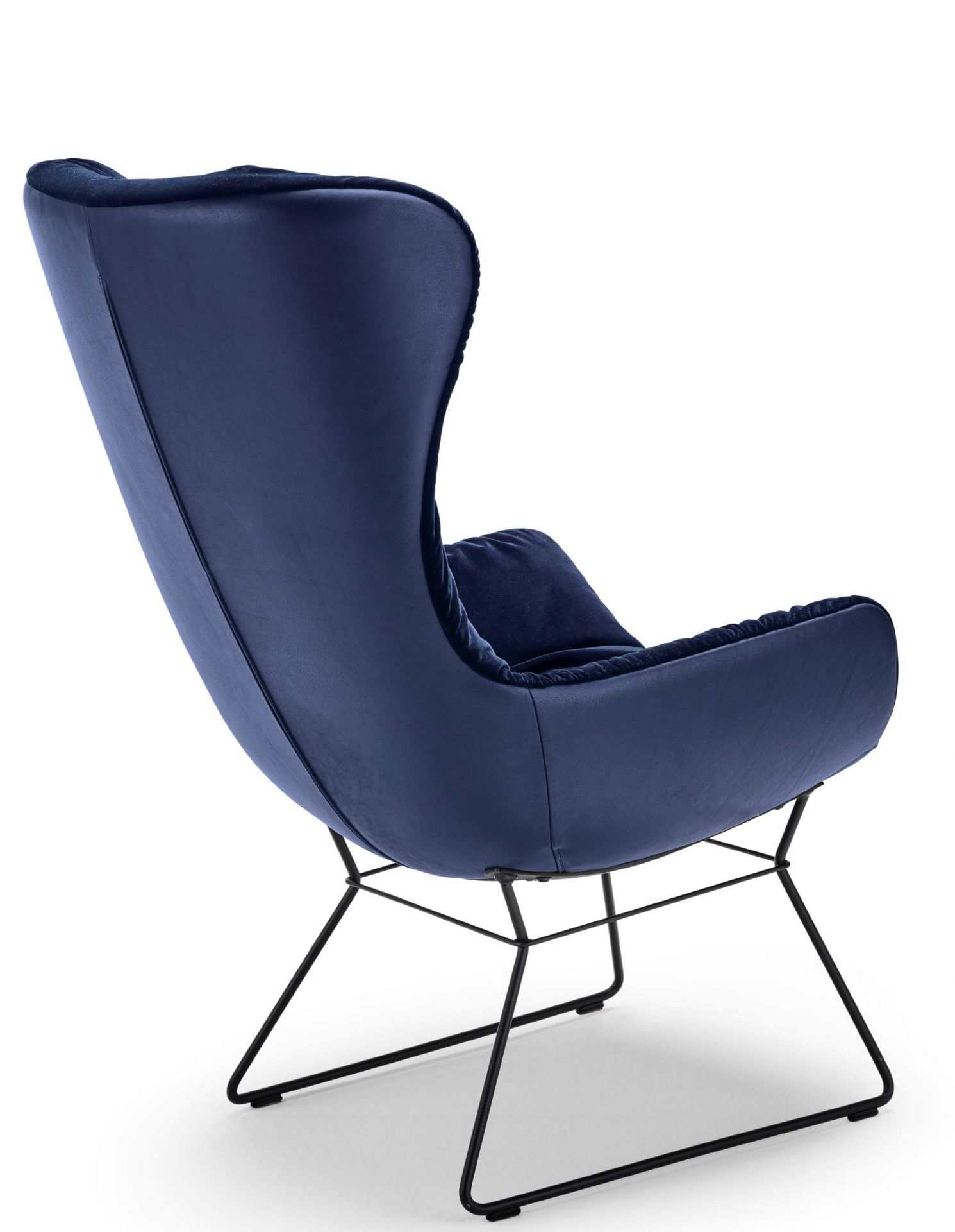 Blauer Leya Cocktail Sessel von Freifrau Manufaktur, Ohrensessel mit schwarzem Metallgestell von hinten.