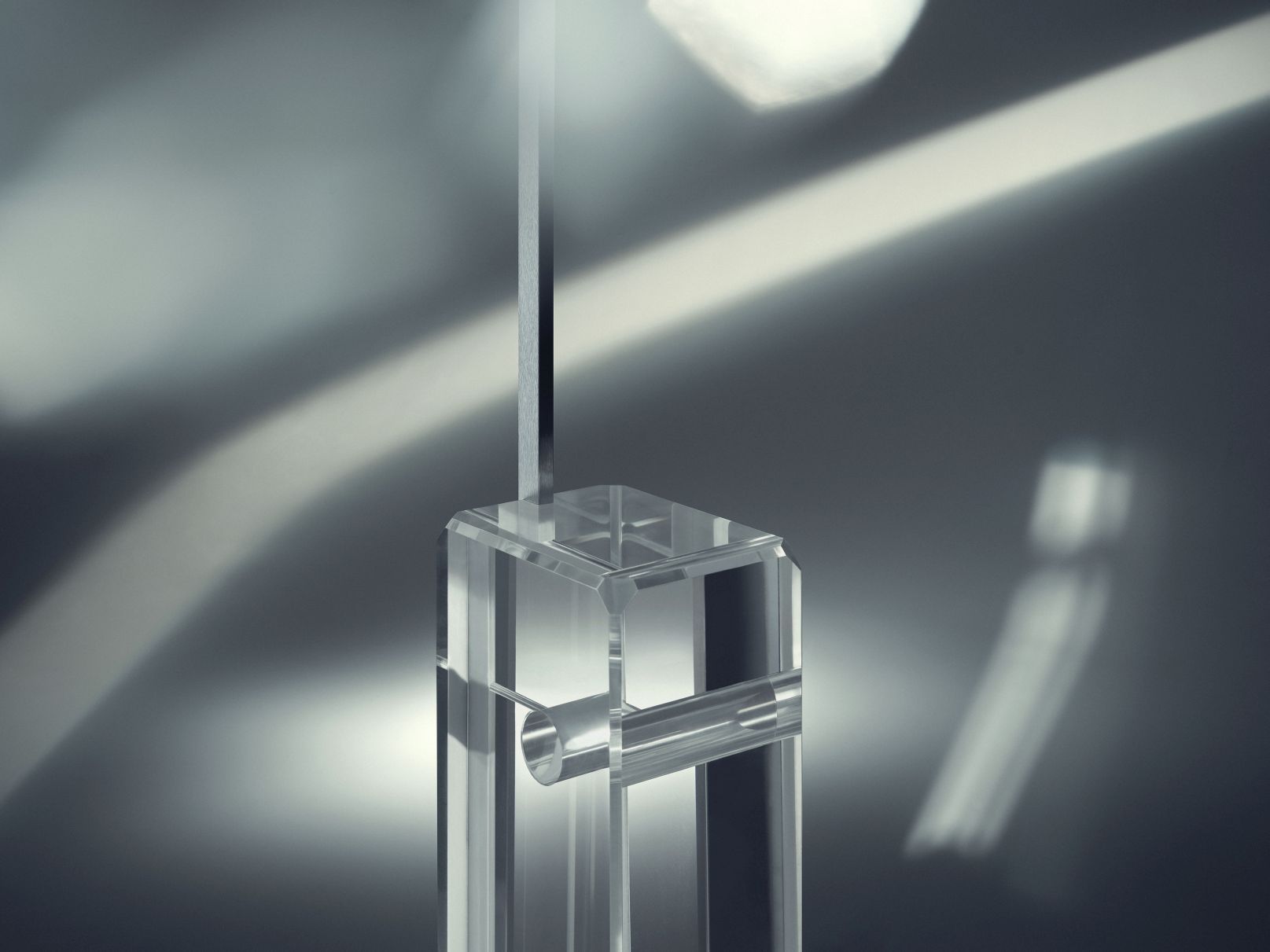 Detailaufnahme der Arco K Stehleuchte von Flos Limited Edition mit transparentem Acrylglasfuß und Metallschaft.