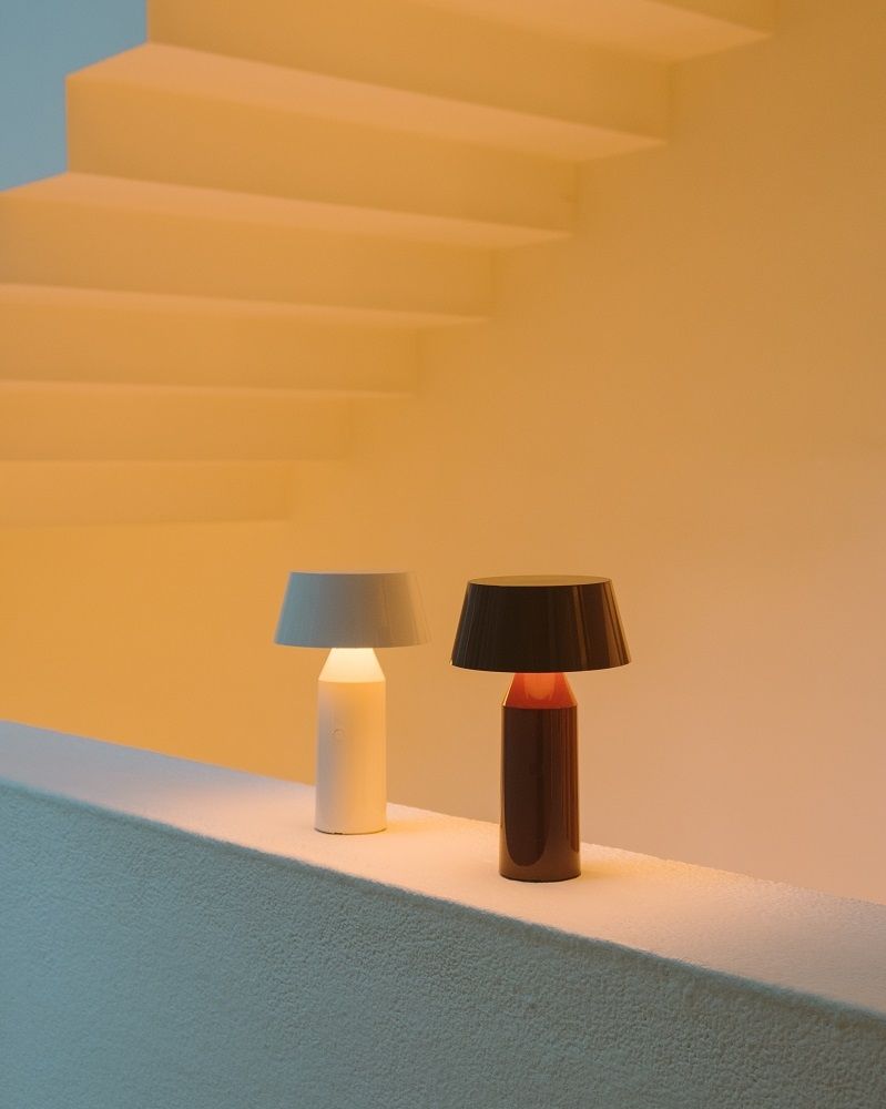 Zwei Bicoca Tischleuchten von Marset, Akkuleuchten in Weiß und Braun, modernes Design.