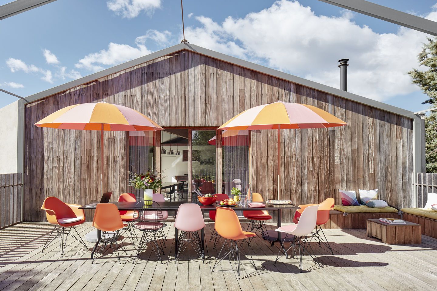 Esstisch mit verschiedenen Eames Stühlen, darunter der Plastic Arm Chair DAR von Vitra, vollgepolstert.