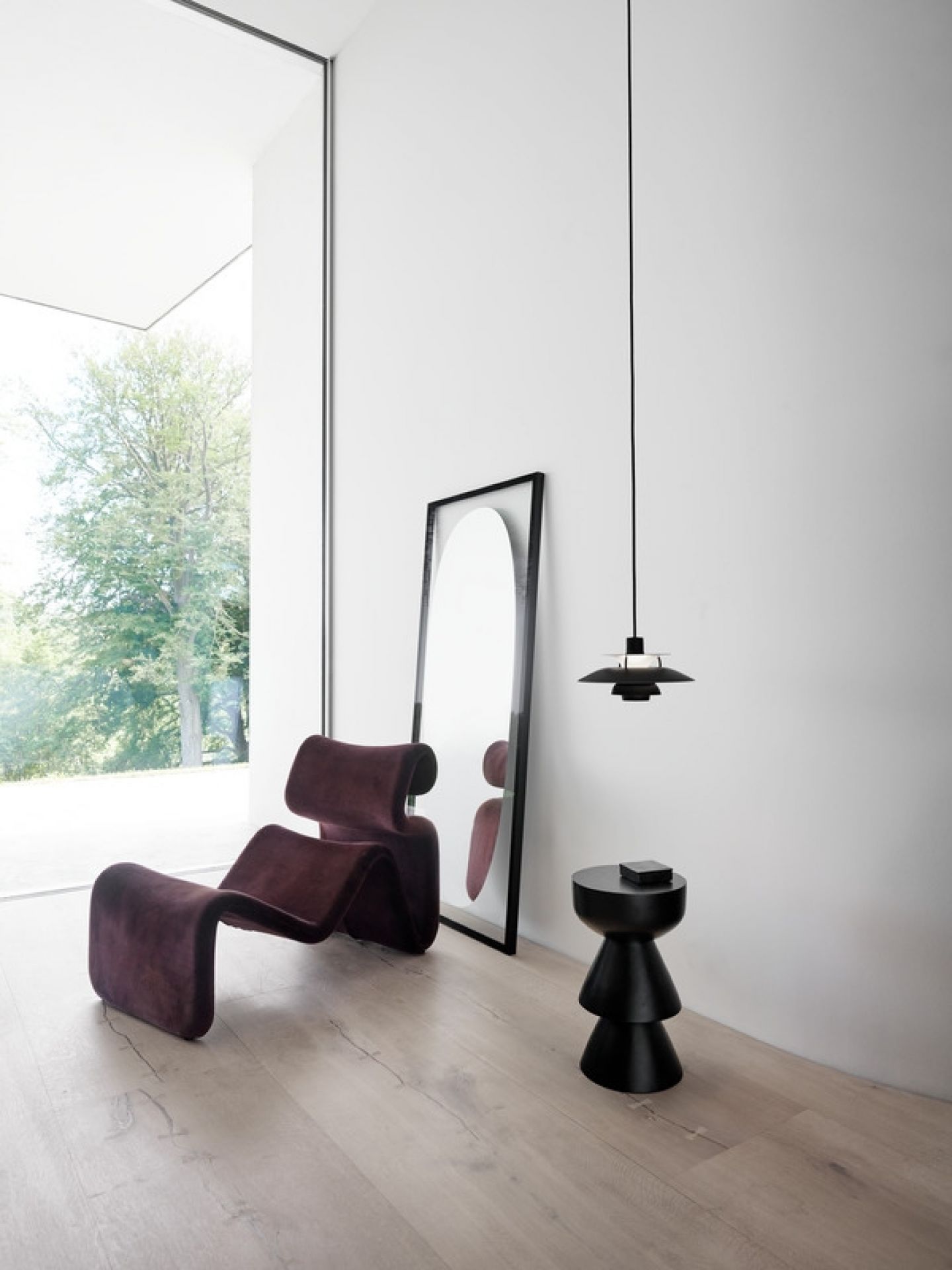 Schwarze PH 5 Mini Pendelleuchte von Louis Poulsen über einem Beistelltisch in modernem Interieur.