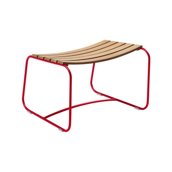 Surprising Fermob Outdoor-Fußhocker: Roter Hocker mit Holzlatten-Sitzfläche für Garten, Terrasse oder Balkon.