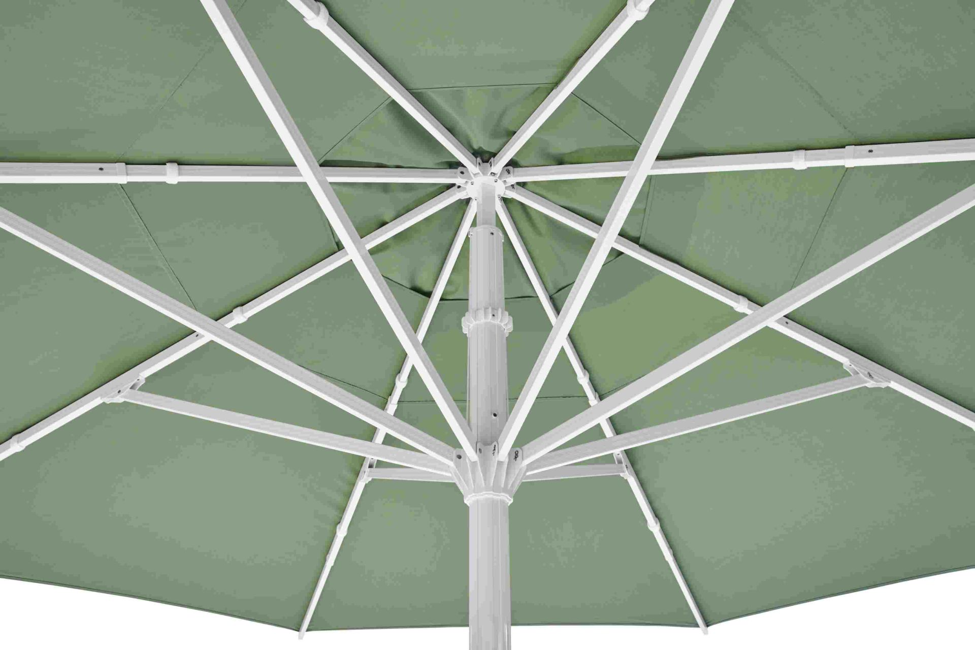 Detailaufnahme des Weishäupl Teleskopschirm Sonnenschirms von unten, zeigt das grüne Schirmdach und das weiße Gestell.