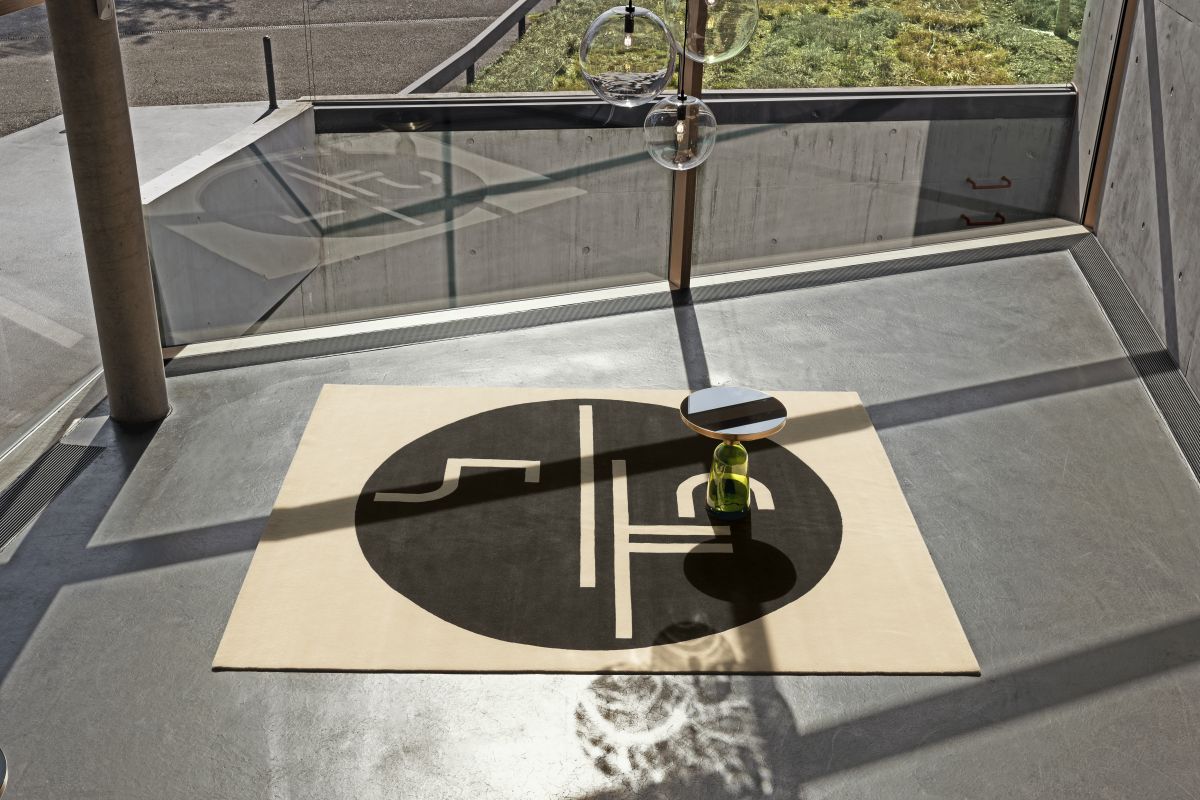 St. Tropez Teppich 300x250cm mit abstraktem Muster in Schwarz und Beige, hochwertige Bodendekoration.