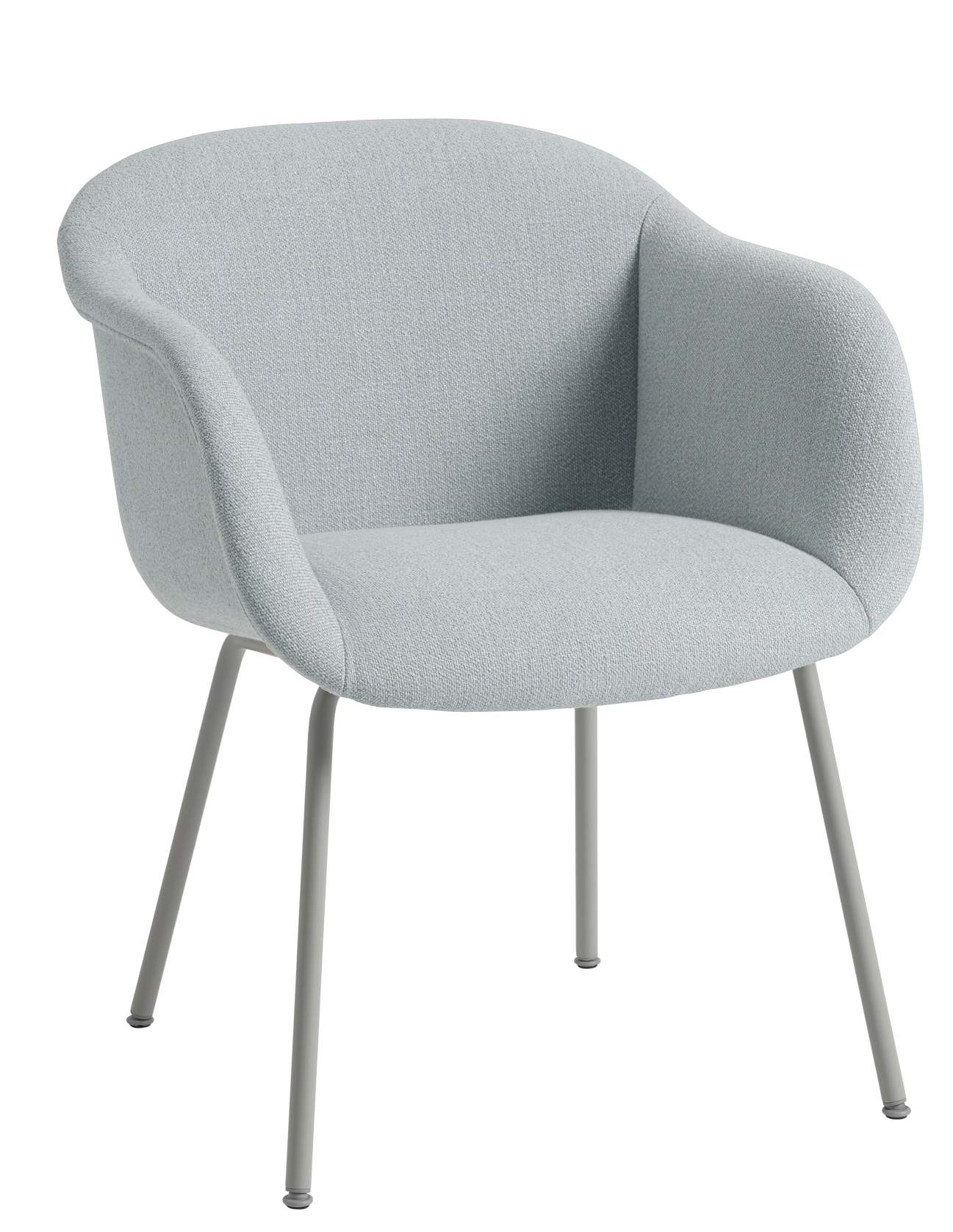 Muuto Fiber Soft Armchair mit Armlehnen, hellblauem Stoffbezug und grauem Metallgestell, Frontansicht.