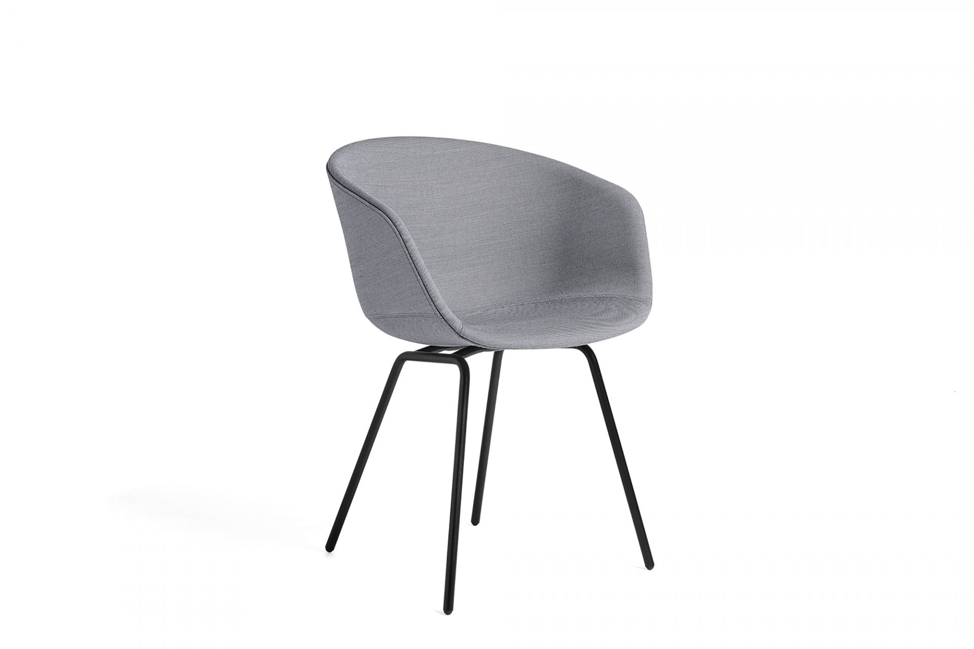 About A Chair AAC27 Stuhl von Hay mit grauem Stoffbezug und schwarzem Metallgestell.