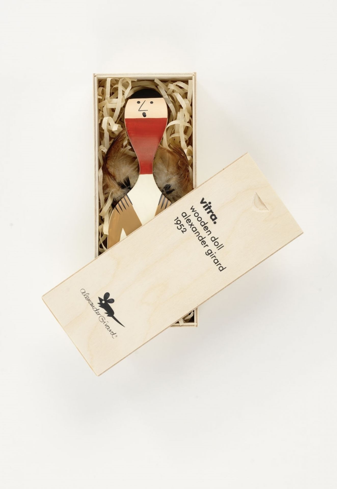Vitra Wooden Doll No. 10 in Holzschatulle, dekorative Holzfigur mit Federn und geometrischen Mustern.