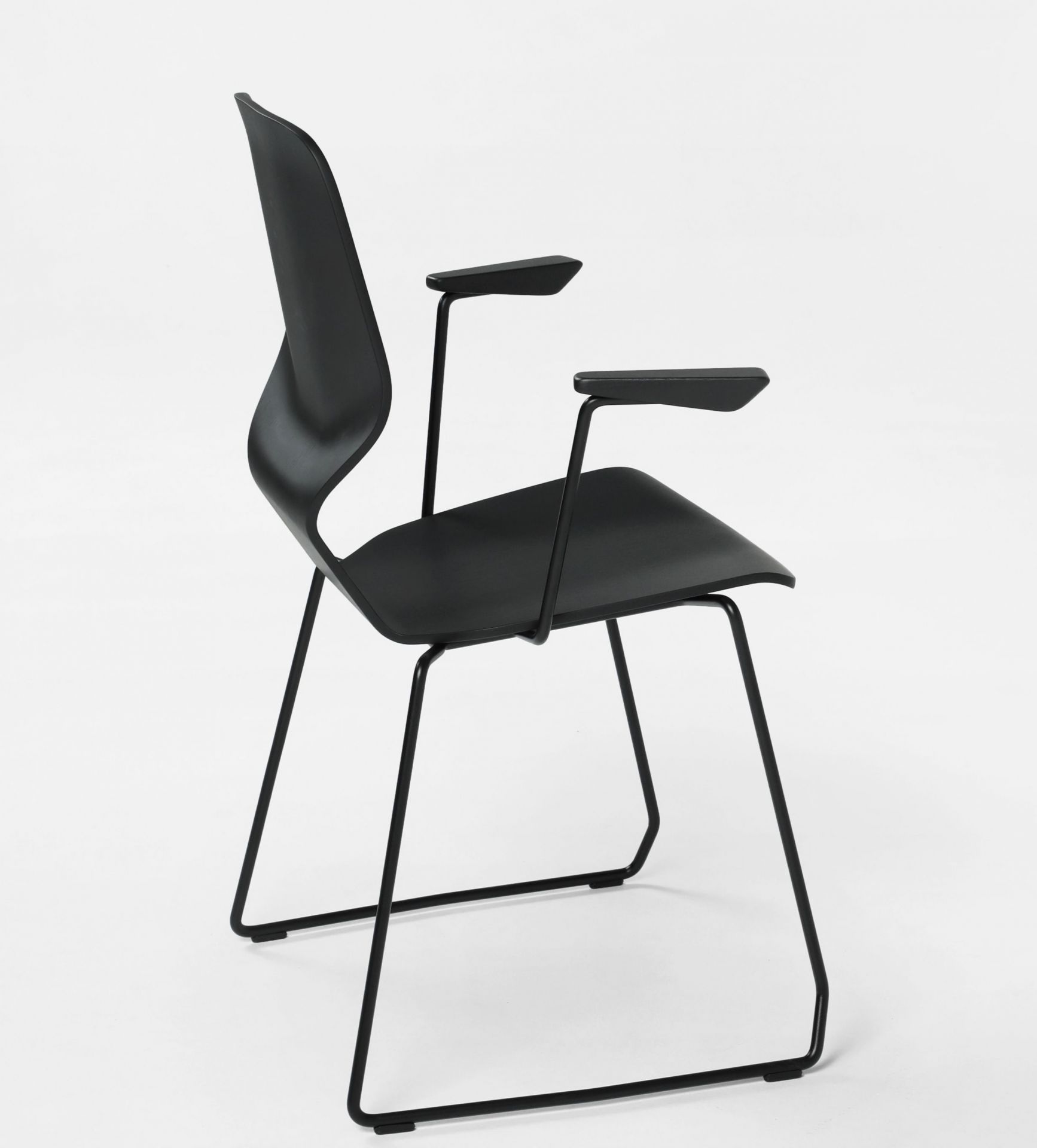 Schwarzer Oblikant Stuhl von Prostoria mit Kufengestell, minimalistisches Design für Esszimmer oder Büro.