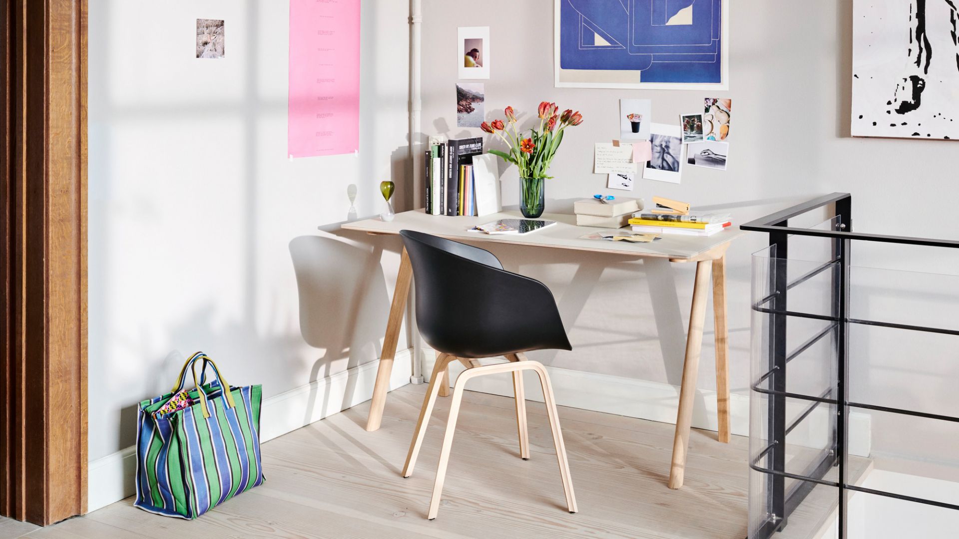 Schwarzer About A Chair AAC 22 Stuhl von Hay am Schreibtisch im modernen Arbeitszimmer.