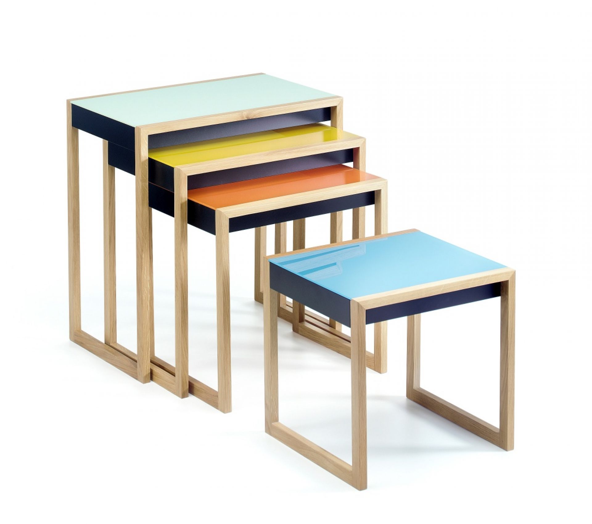 Bauhaus Satztische 4er Set von Klein & More, farbig lackierte Tischplatten und helle Holzgestelle.