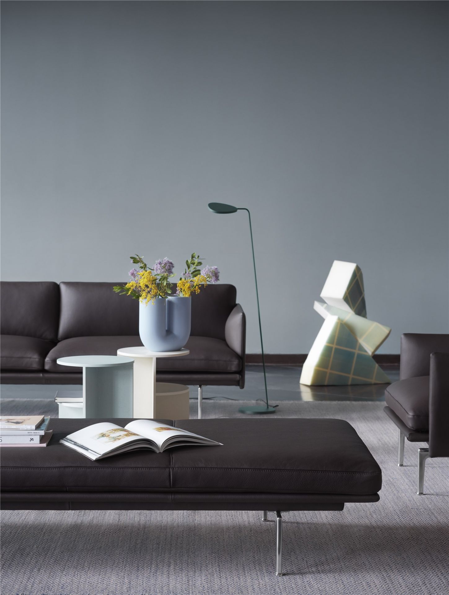 Muuto Outline Sofa, braunes Ledersofa im Wohnzimmer mit Couchtisch und Dekoration.