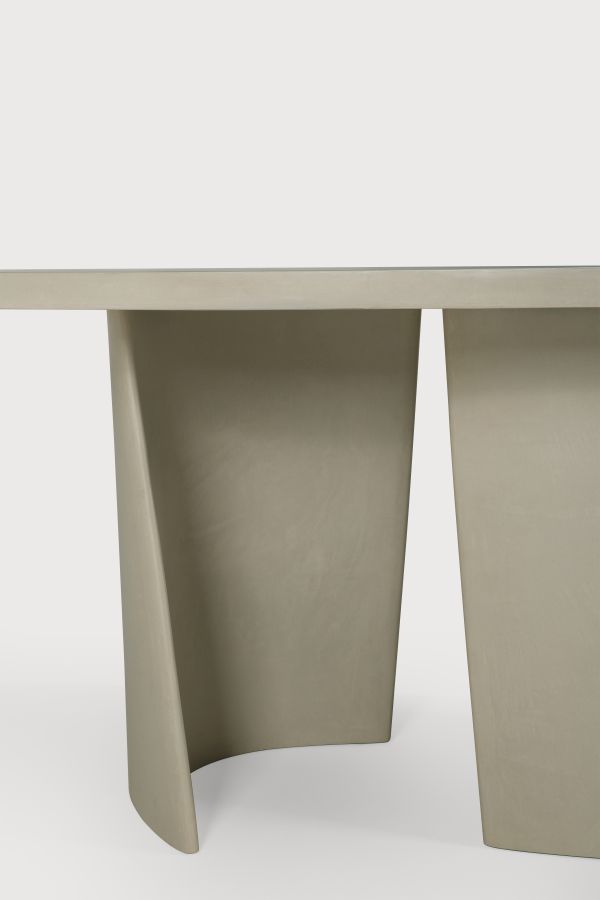Detailaufnahme des Canyon Outdoor Esstischs von Ethnicraft, moderner Gartentisch mit Beton-Optik und skulpturalem Untergestell.