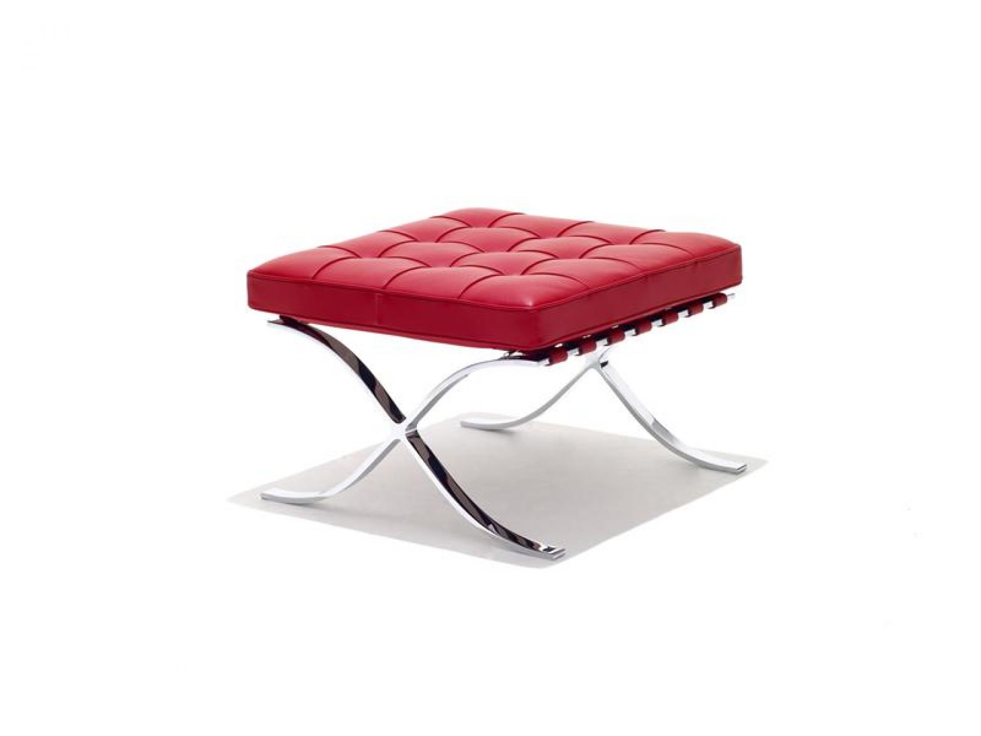 Barcelona Hocker von Knoll International mit rotem Lederkissen und verchromtem Stahlgestell.