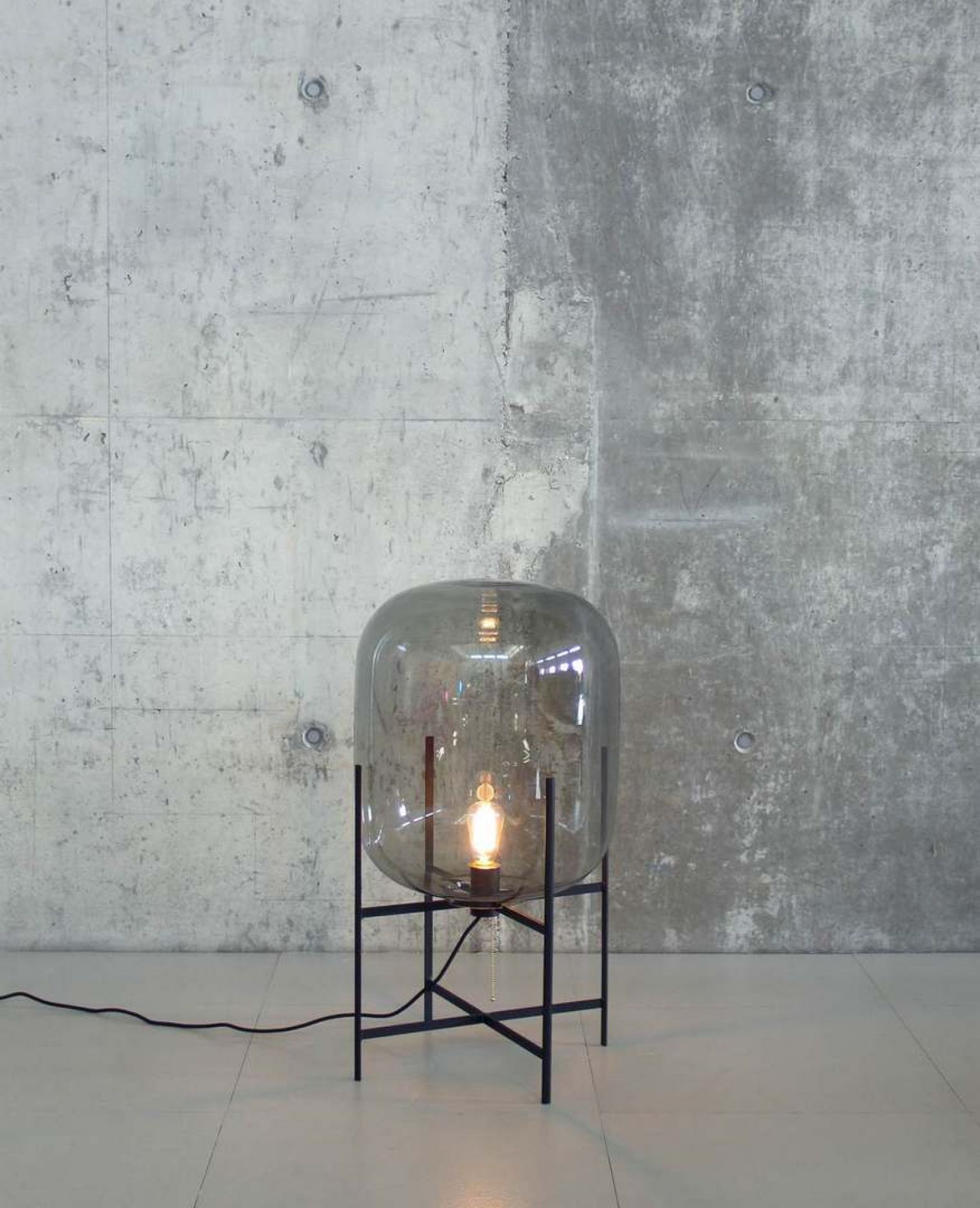 Oda Medium staande lamp, rookgrijs gesatineerd, Pulpo