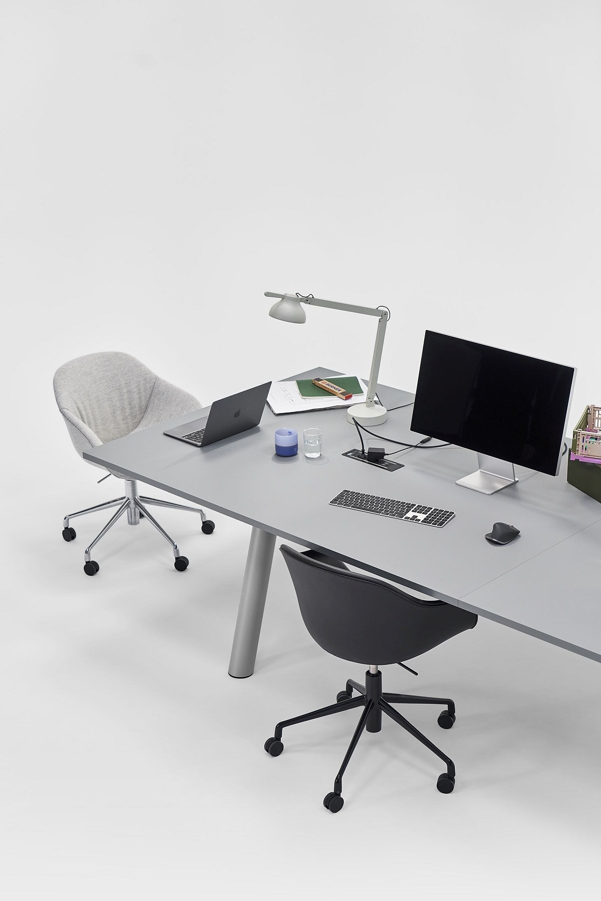 Heller Boa Table Konferenztisch von Hay mit Bürostuhl, Lampe, Laptop und Bildschirm auf weißem Hintergrund.