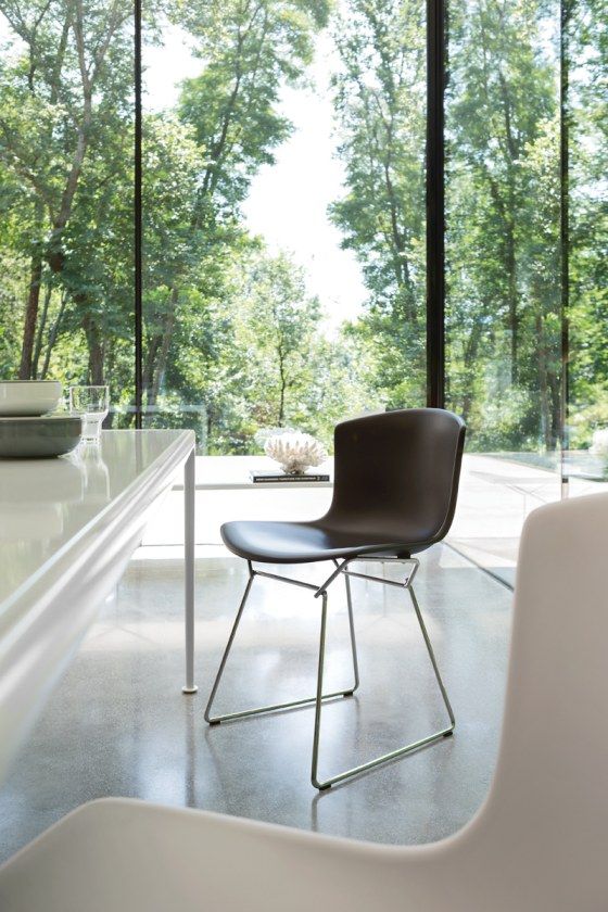 Bertoia Side Chair: Brauner Kunststoffstuhl von Knoll International mit filigranem Metallgestell im modernen Esszimmer.