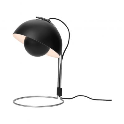 Schwarze FlowerPot Tischleuchte von AndTradition mit rundem Lampenschirm und silbernem Fuß. Design Lampe.