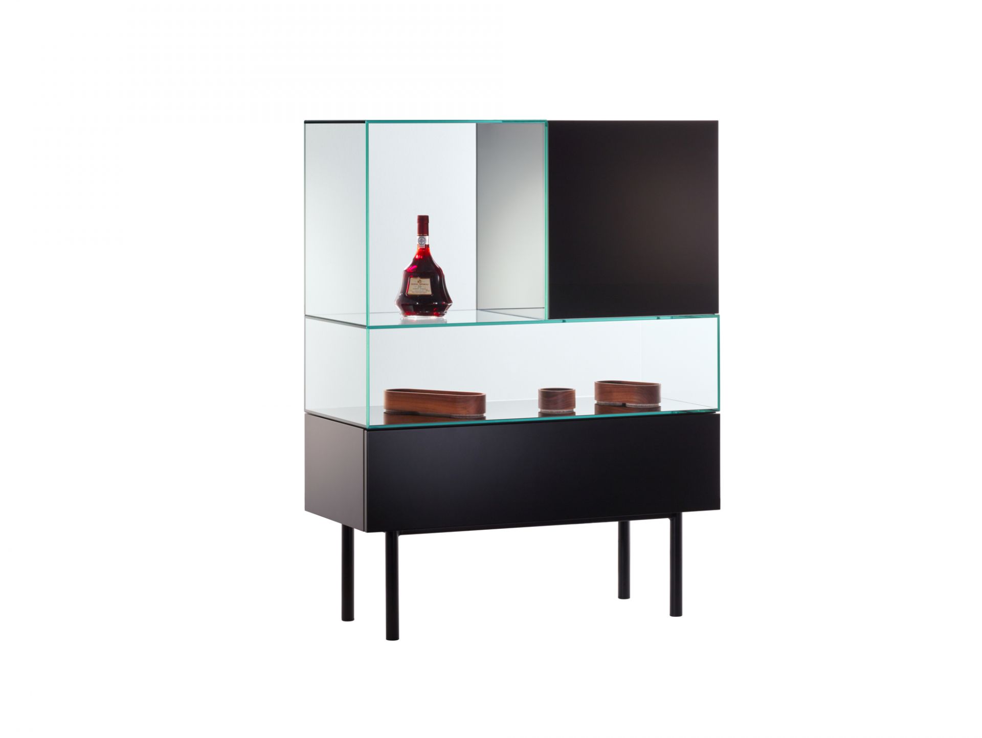 S4-2 Vitrine von Tecta: Moderne Glasvitrine mit schwarzem Unterbau und filigranen Füßen.