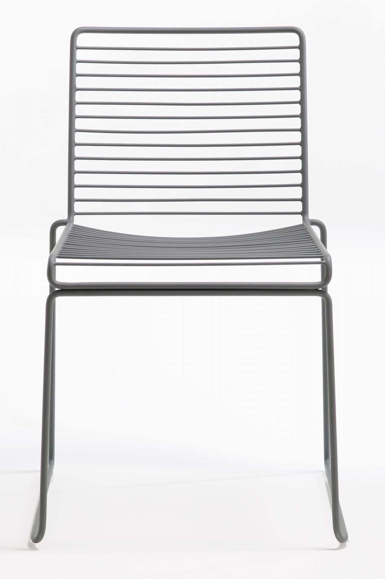Hee Dining Chair von Hay, Stuhl aus grauem Metall, Frontansicht.