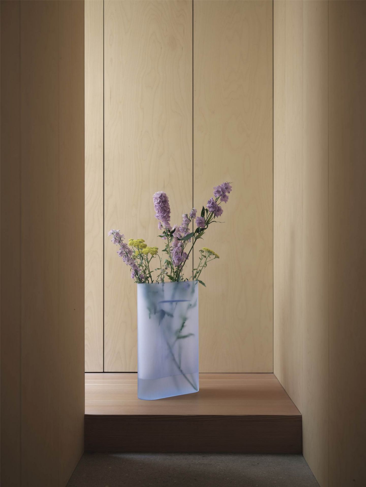 Ridge-vaas van Muuto, melkglazen, lichtblauw, H 35 cm