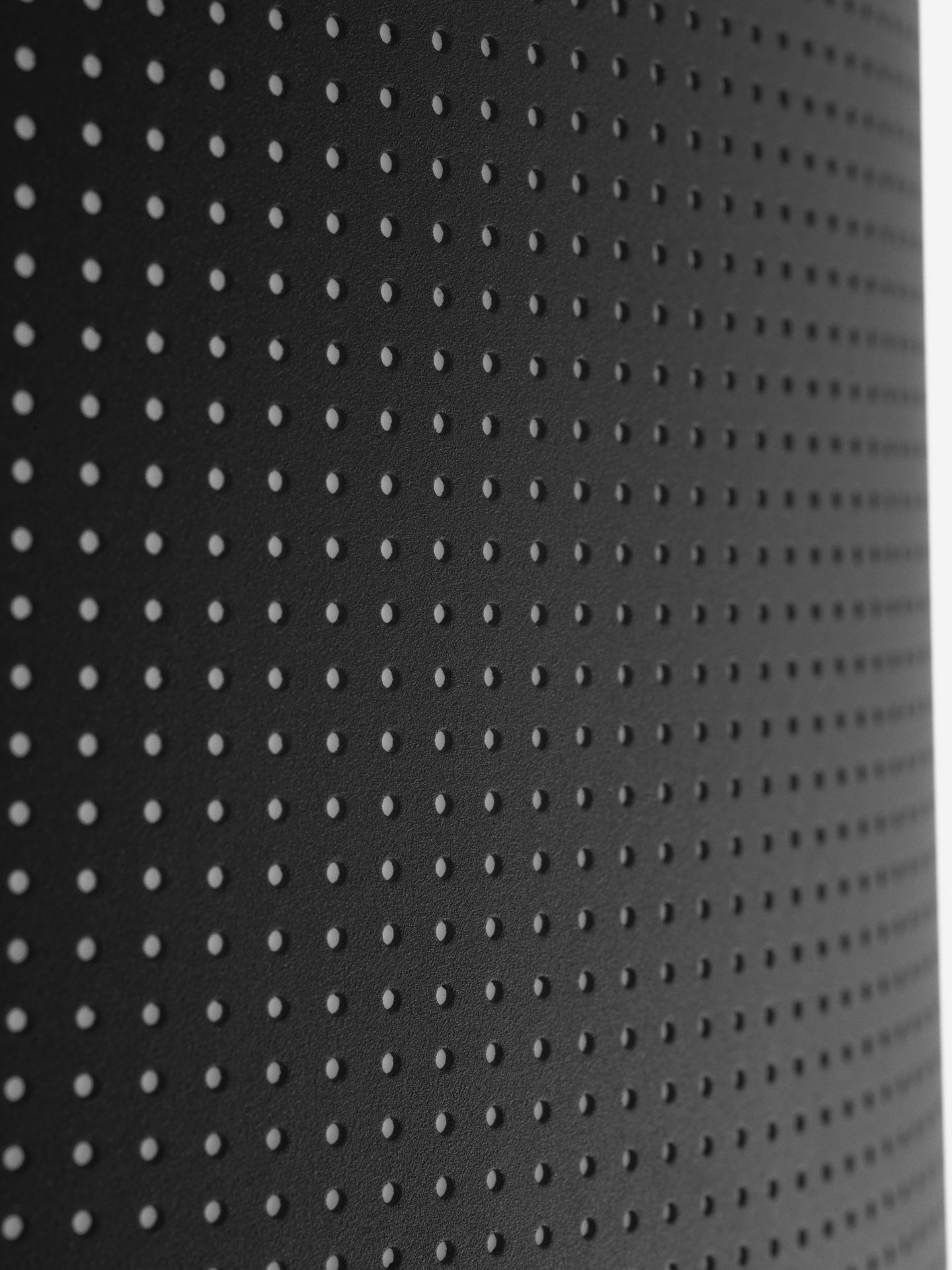 Detailaufnahme der schwarzen Vipp Wandlampe mit perforierter Oberfläche und minimalistischem Design.