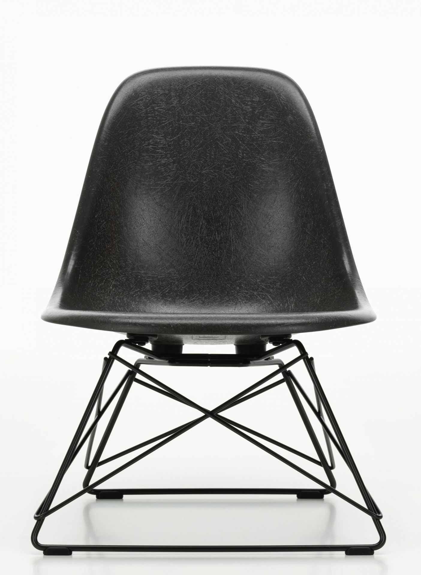 Schwarzer Eames Fiberglass Chair von Vitra mit filigranem, schwarzem Metallgestell vor neutralem Hintergrund.