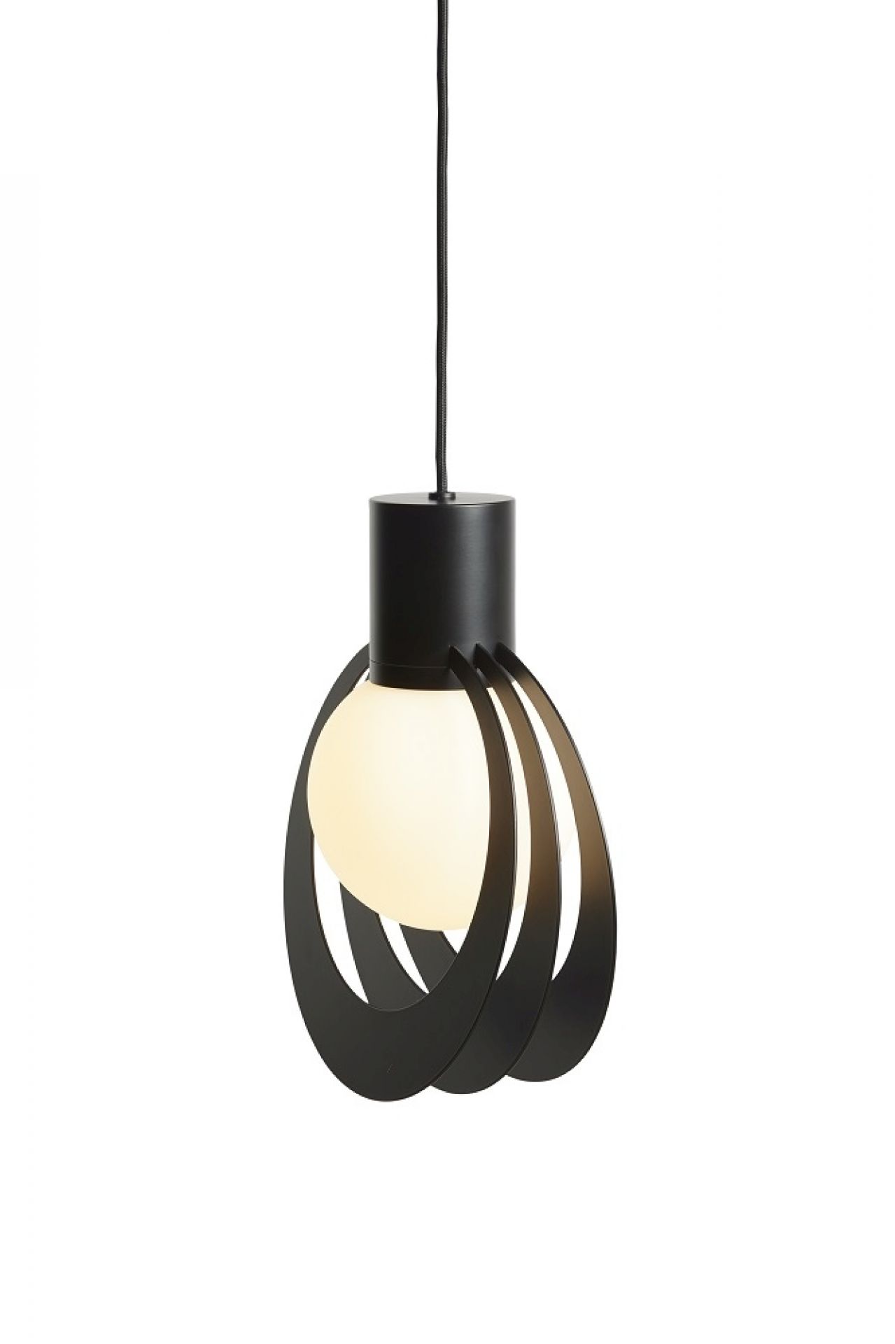 Schwarze Lunar Pendelleuchte von Woud mit runder, leuchtender Glühbirne und modernem Design.