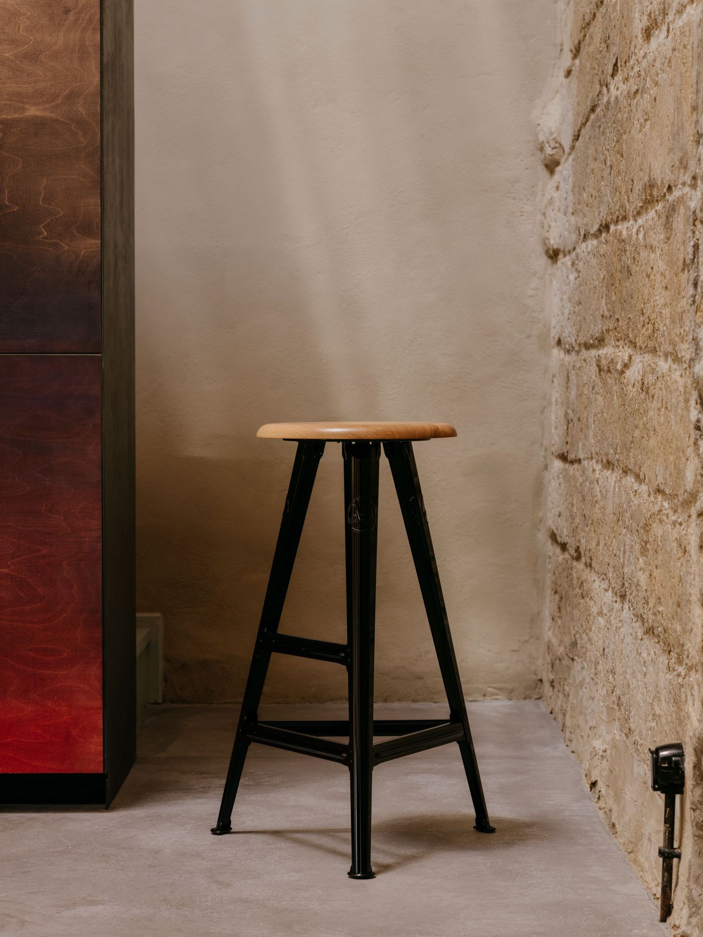 Schemel im Industrial Design: Rowac Barhocker Model I 75 cm mit Holz-Sitzfläche und schwarzem Metallgestell.